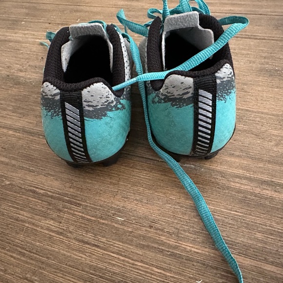 Boys soccer shoes size 9 - Picture 6 of 6